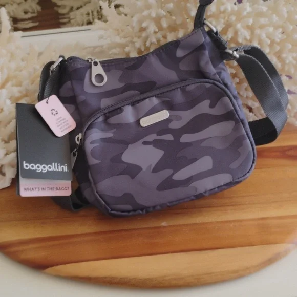 Baggallini 💥NWT💥 Joey Grey Camouflage Messenger Bag. - Picture 11 of 12